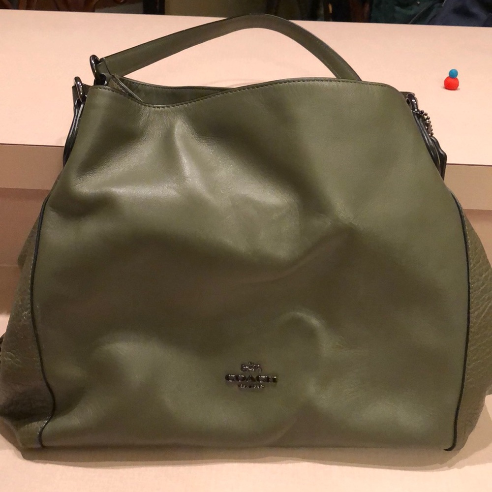 Sleek leather hunter green 3 compartment w/ zipper snap button close never used